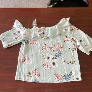 Asymmetrical floral blouse. Mint green. Size S